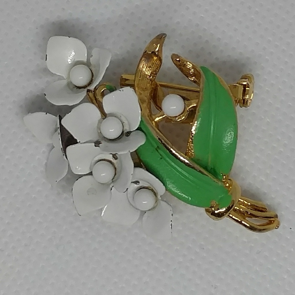Darling vintage floral brooch white flowers - Picture 6 of 7